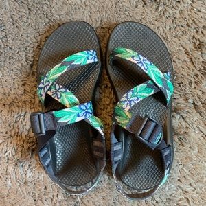 Floral pattern glow-in-the-dark chacos